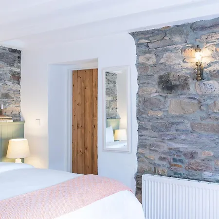 Stone Barn 3*